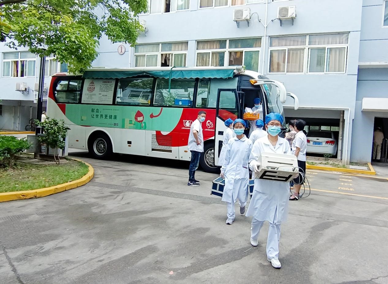 采血車(chē)開(kāi)進(jìn)南亞新材 讓愛(ài)心奉獻(xiàn)蔚然成風(fēng)(圖1)