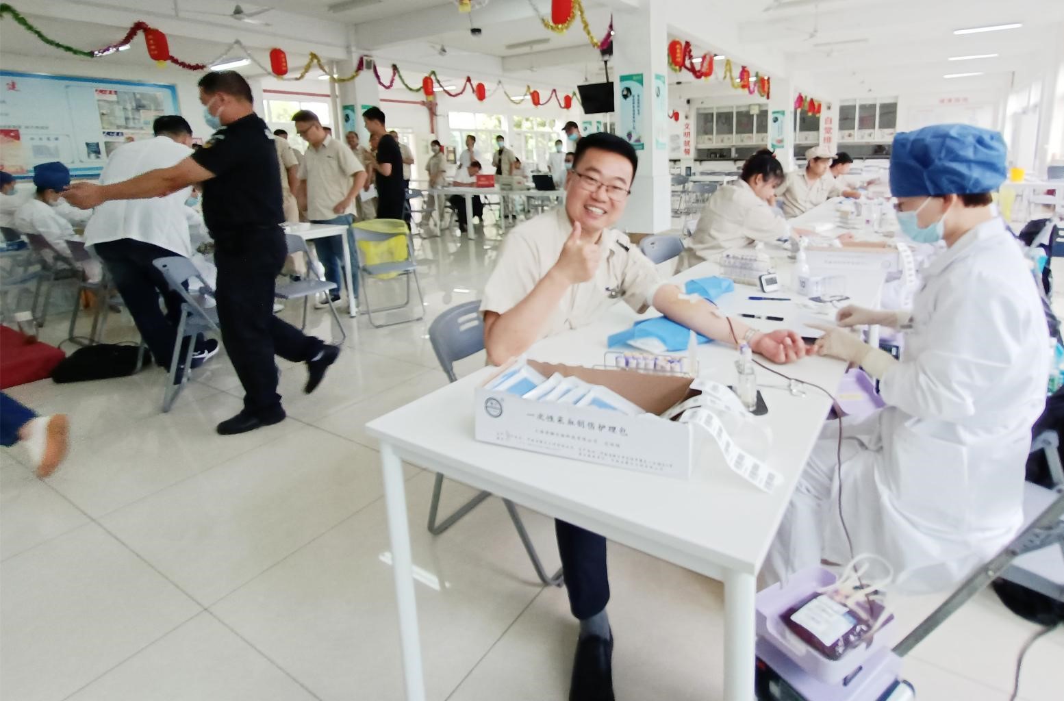 采血車(chē)開(kāi)進(jìn)南亞新材 讓愛(ài)心奉獻(xiàn)蔚然成風(fēng)(圖2)